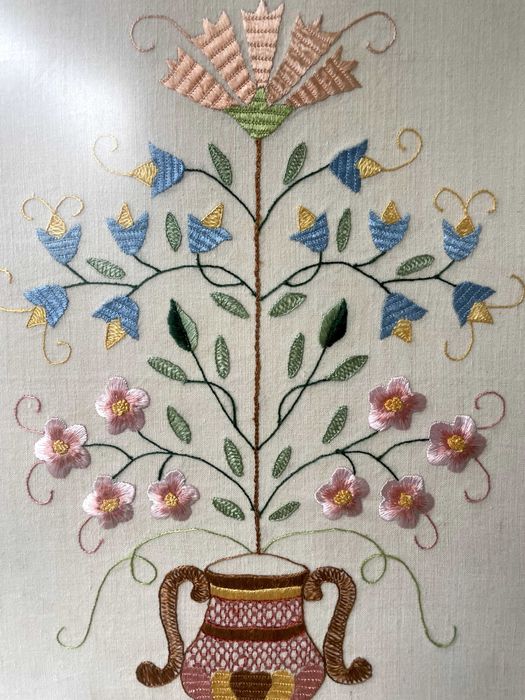 Bordado tradicional de Castelo Branco, feito à mão em linha de seda.