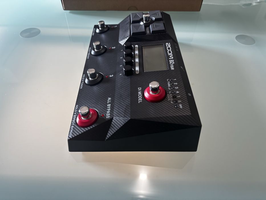 Pedaleira Baixo Zoom B2 Four