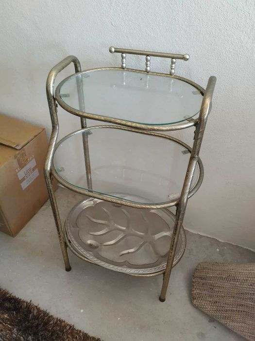 Mesa de centro vintage com prateleiras em vidro