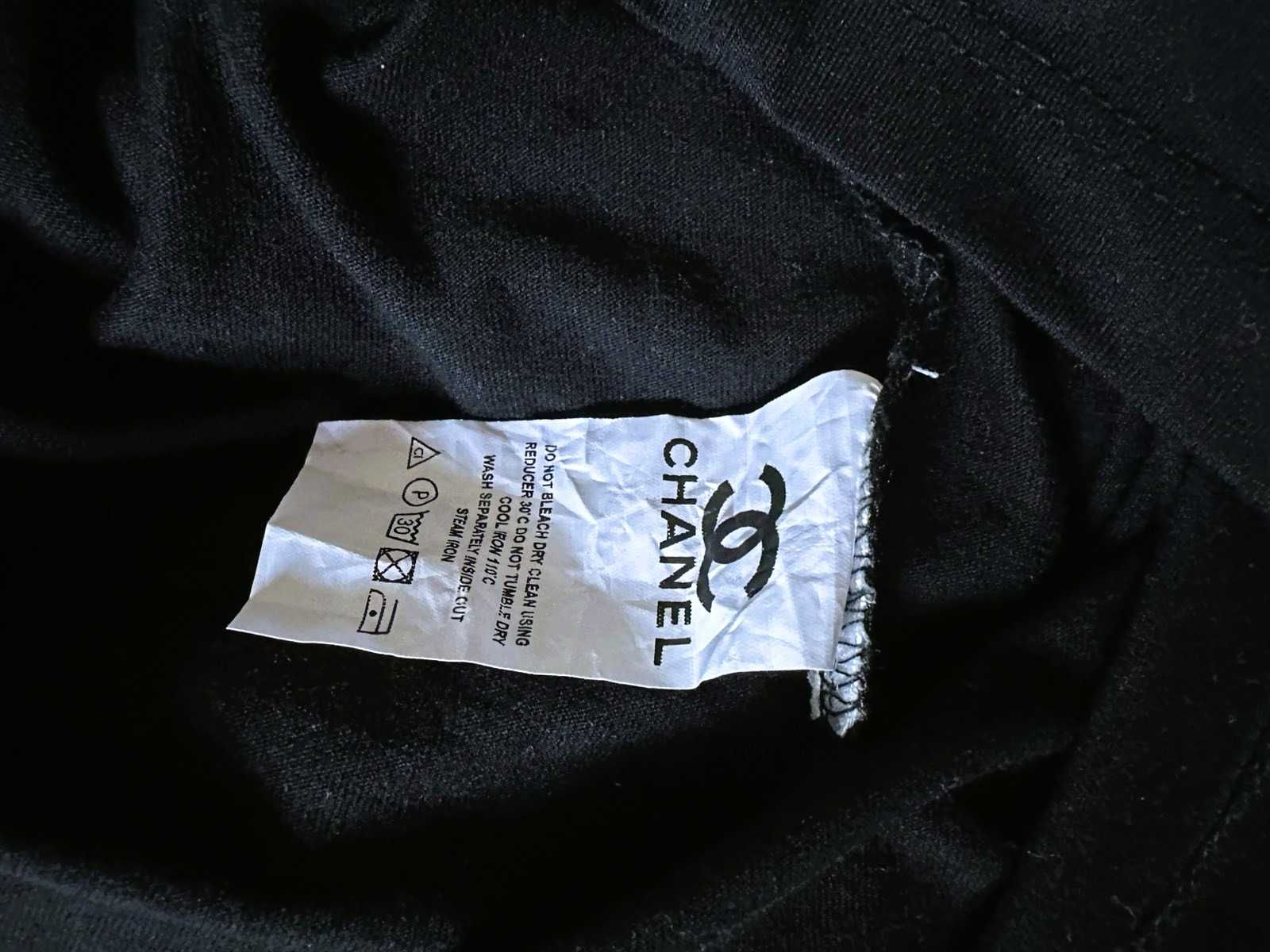 Легкая черная майка Chanel c белым логотипом