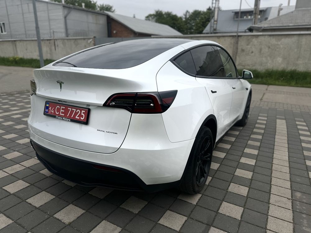 Tesla model Y 5 автопілот