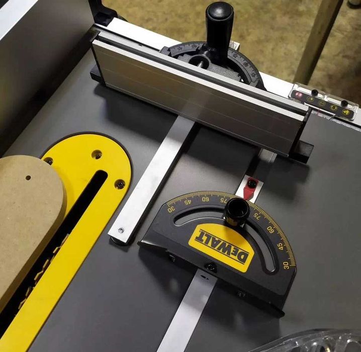 Распиловочный станок DeWalt DWE7485 QS