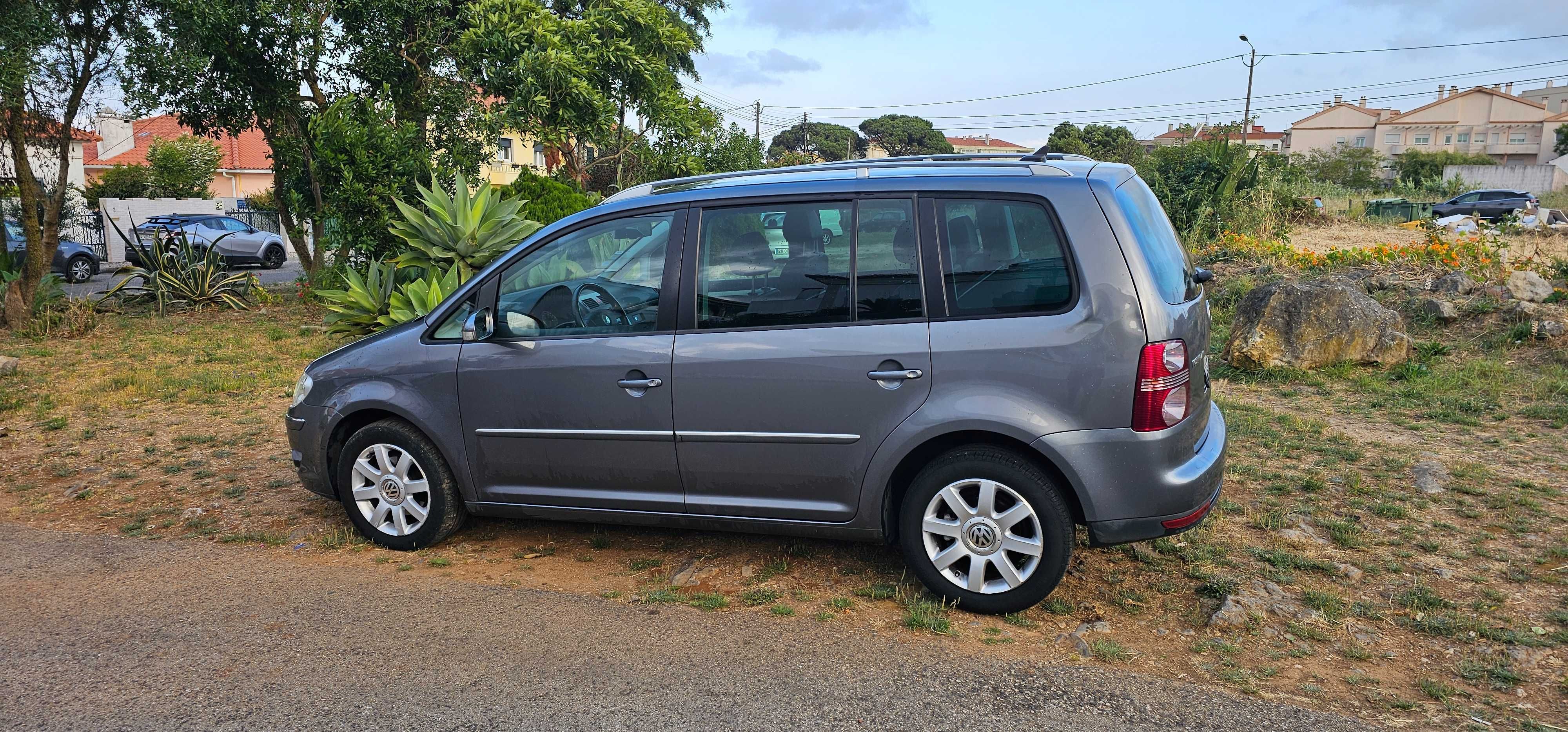 Volkswagen Touran 2.0 TDI Highline, 7 lugares, IUC antigo, Pele, Bixen