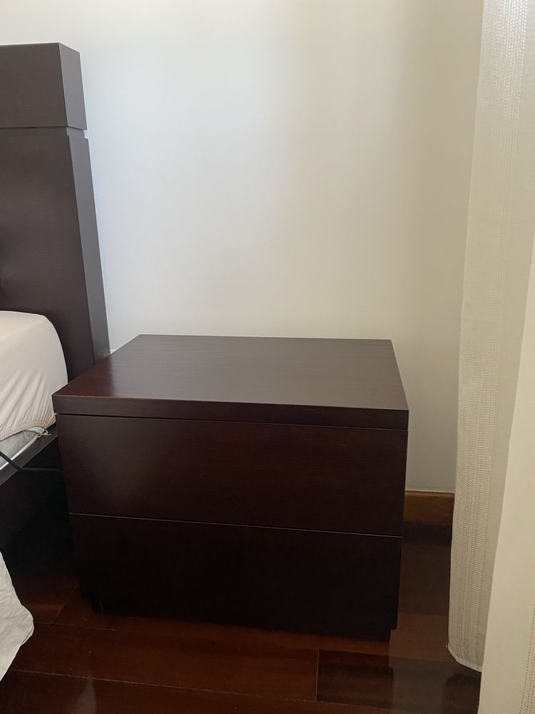 Quarto de casal em madeira, cama, mesas de cabeceira, camiseiro e esp