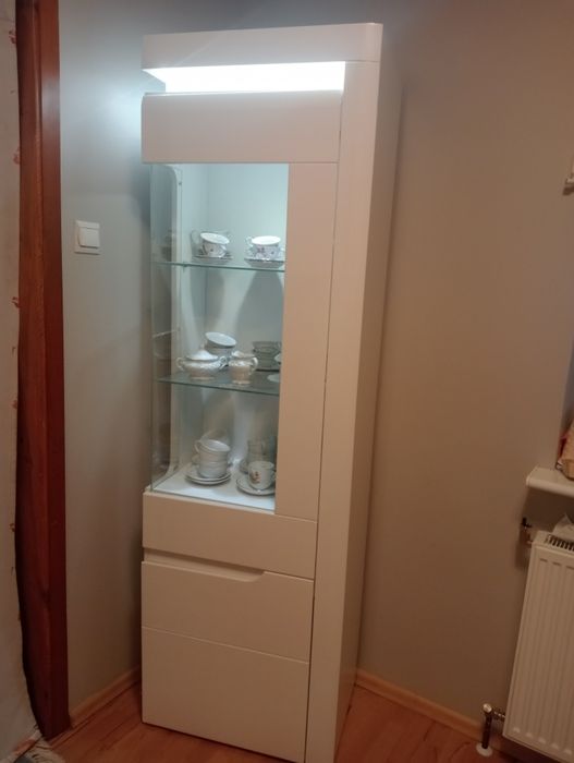 Sprzedam słupek meblowy z podświetleniem.