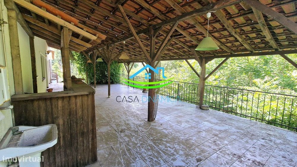 Edifício junto à Ribeira de Alge