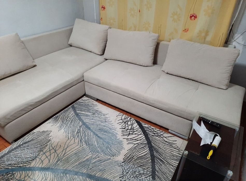 Продам диван угловой беж фирма Blest