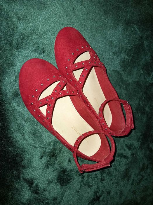 sabrinas elegantes Zara tam 28-29 veludo vermelho com tachas douradas