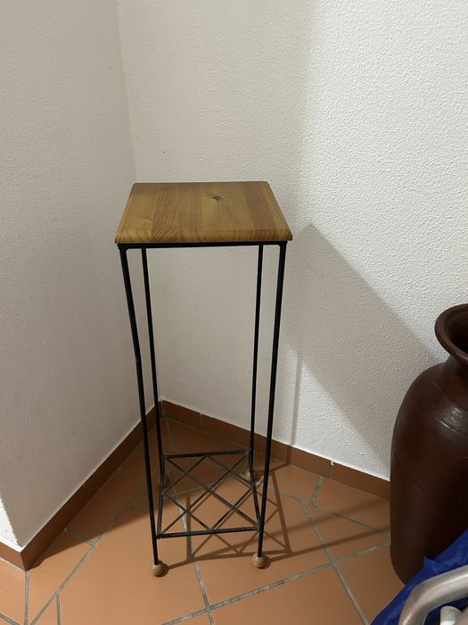 Mesa decorativa em ferro e madeira