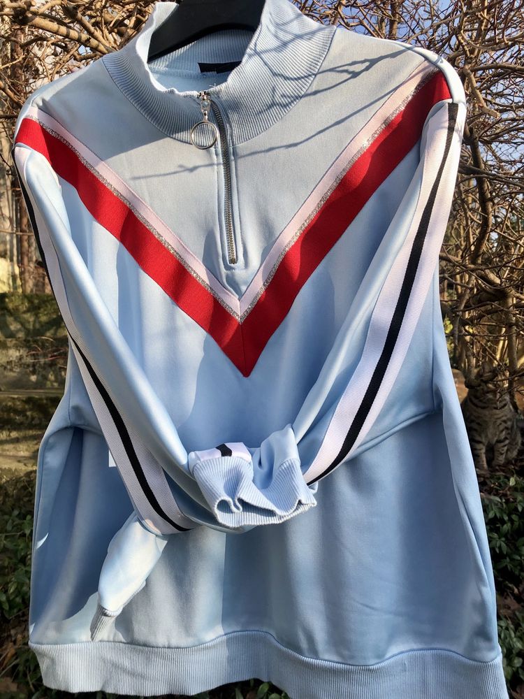 Niebieska bluza ze stójką i lampasami