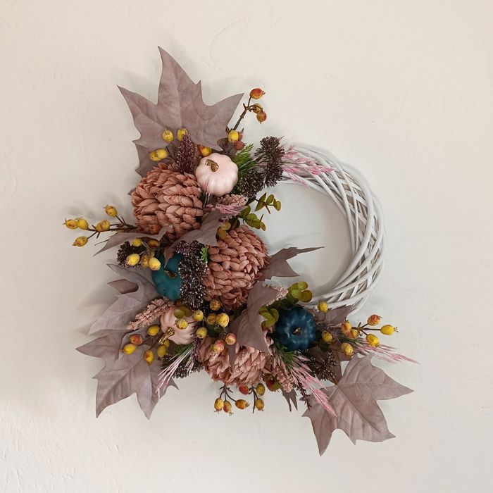 Wianek jesienny z chryzantemami i dyniami. Jesienna dekoracja