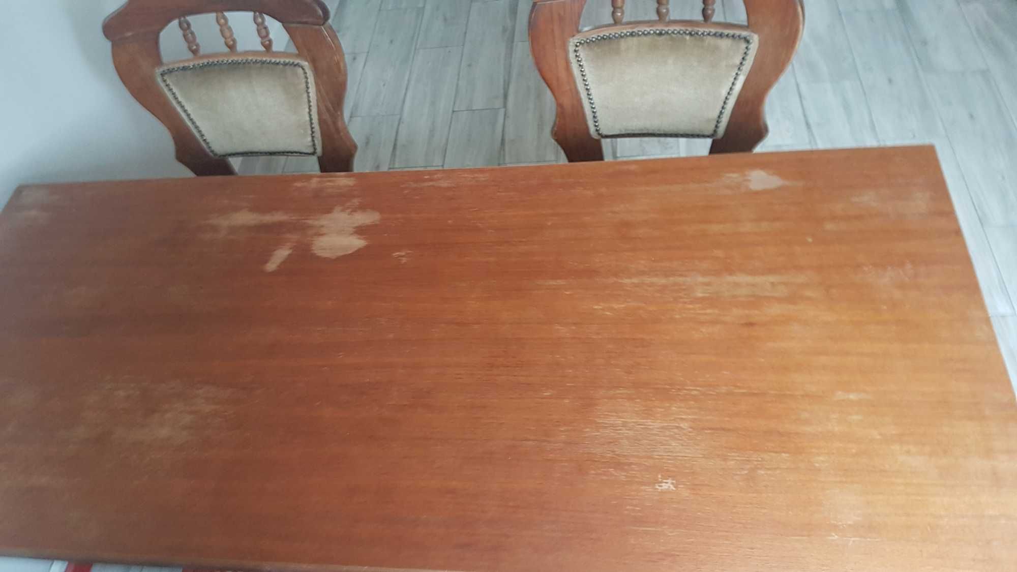 Stół i 3 krzesła do odnowienia.