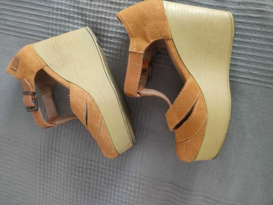 Sandálias cor mel compensadas marca Cubanas