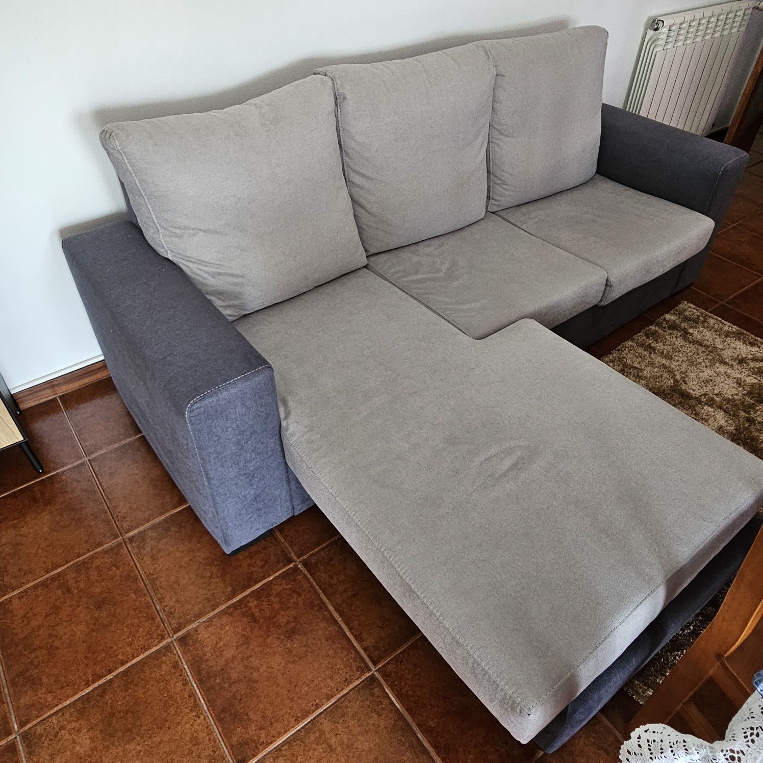 Sofá cinzento de 3 lugares novo e em Excelente Estado com chaise longe