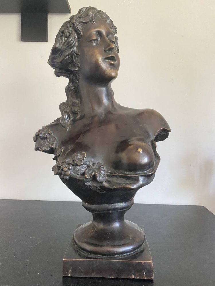 Антикварна статуя дівчини