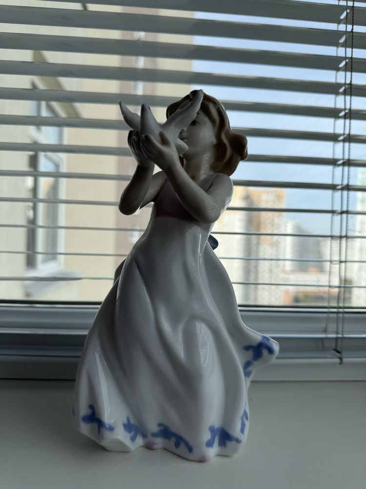 Фарфоровая статуэтка девочка с голубкой фигурка