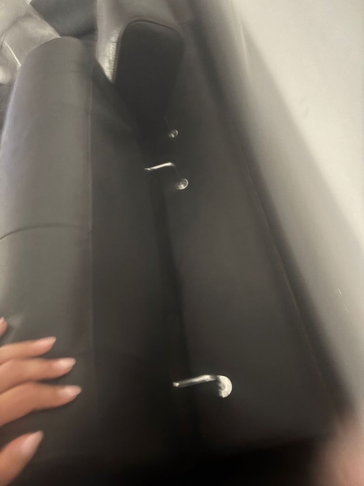 Sofá preto de cabedal