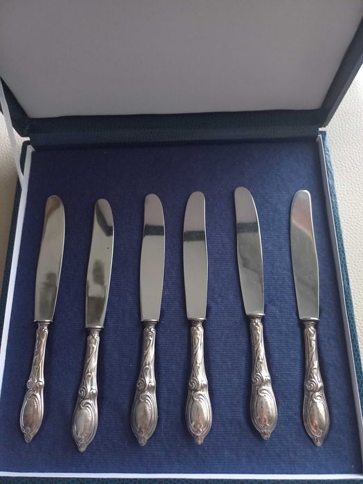 1 conjunto de 6 facas de sobremesa em prata Portuguesa.