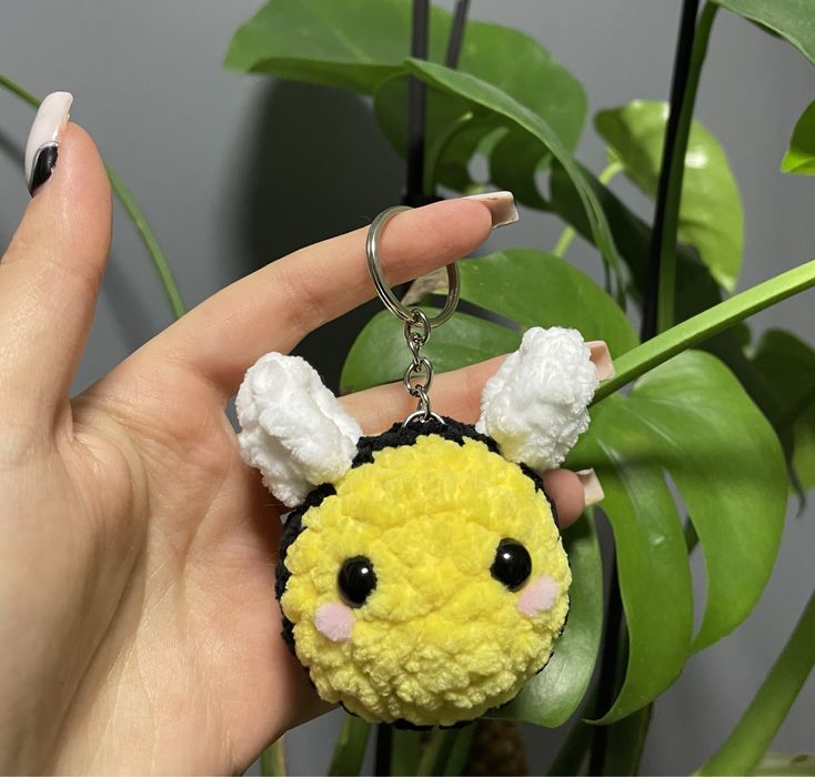 Brelok pszczółka amigurumi