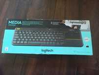 Klawiatura bezprzewodowa Logitech K400 Plus z wbudowanym touchpadem.