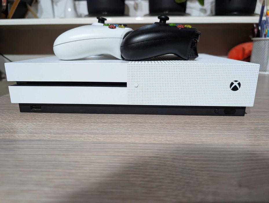 Xbox one S 365 GB, 2 pady,6 gier i kierownica Trustmaster TMX + stojak