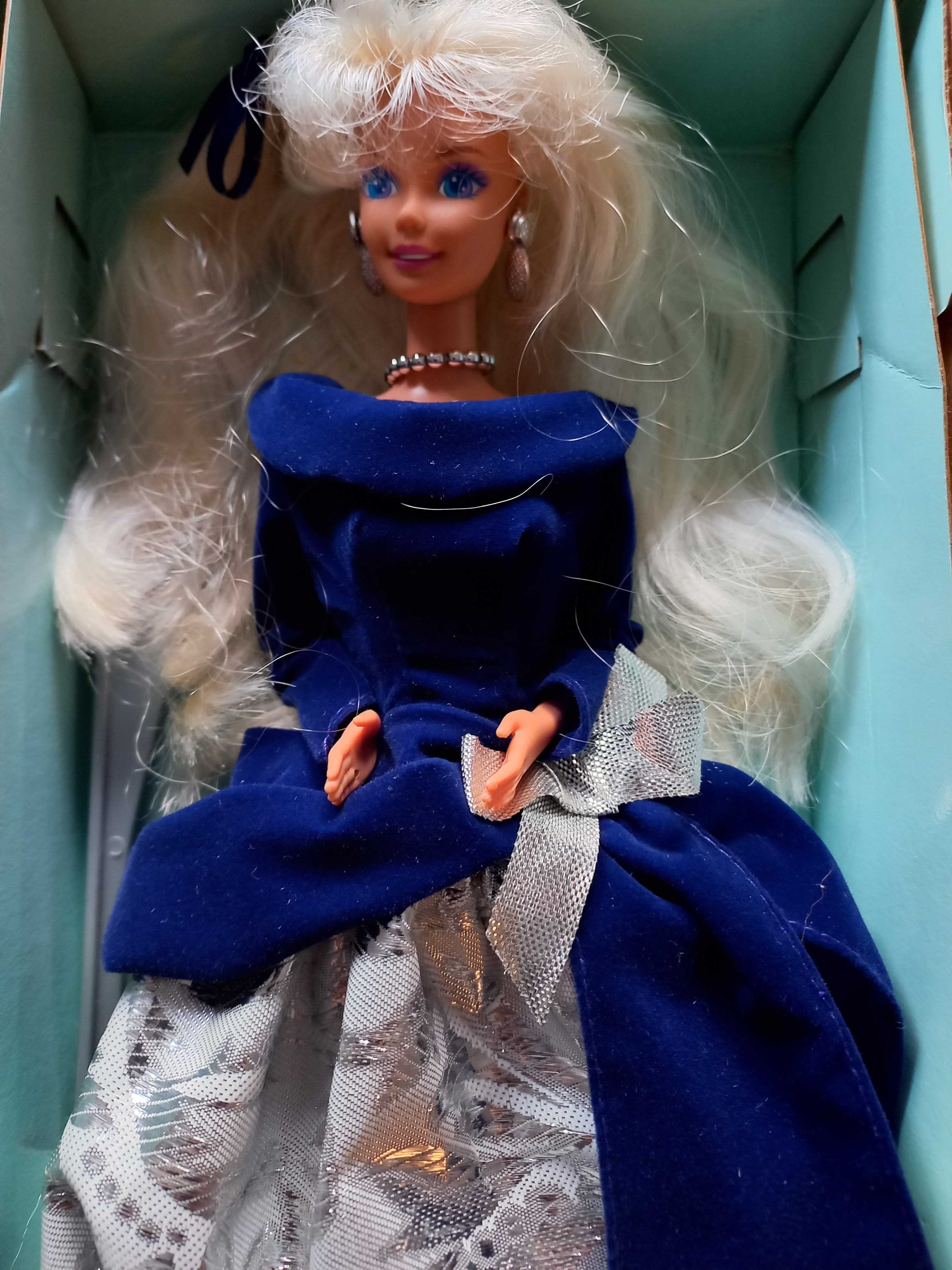 Barbie Winter Velvet Avon 1995