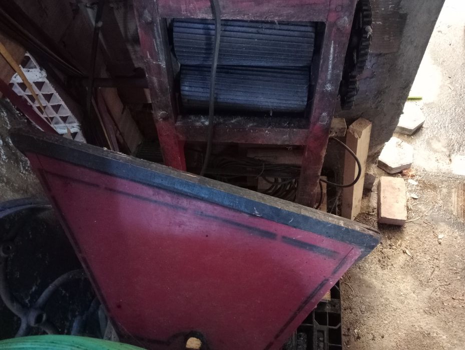 Esmagador de uvas elétrico