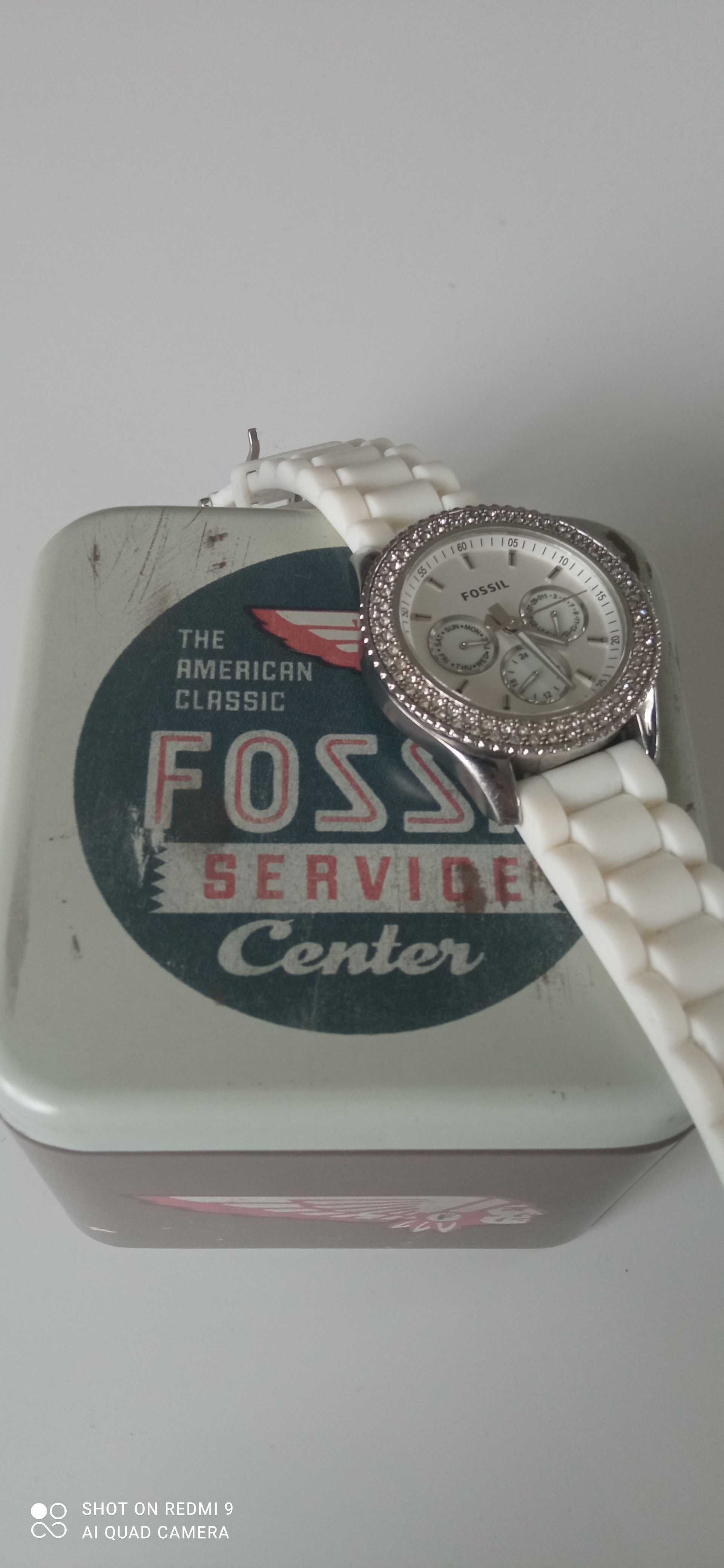 Damski zegarek Fossil na silikonowej bransolecie