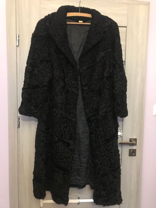 Futro z karakuł czarne