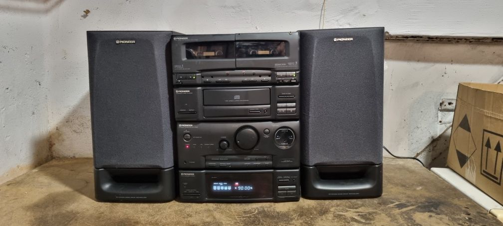Wieża Pioneer z głośnikami z lat 90.