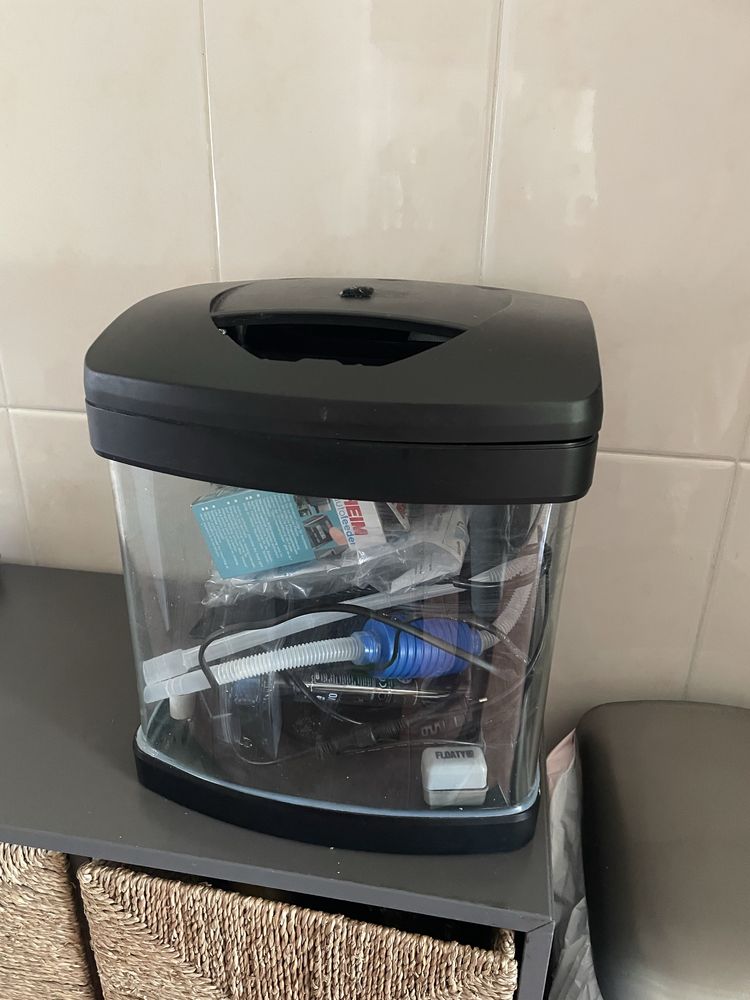 Aquario com iluminacao, alimentador automatico Eheim