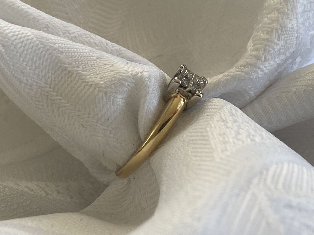 Złoty pierścionek zarèczynowy z brylantem Próba 750 waga brylantu 0.20