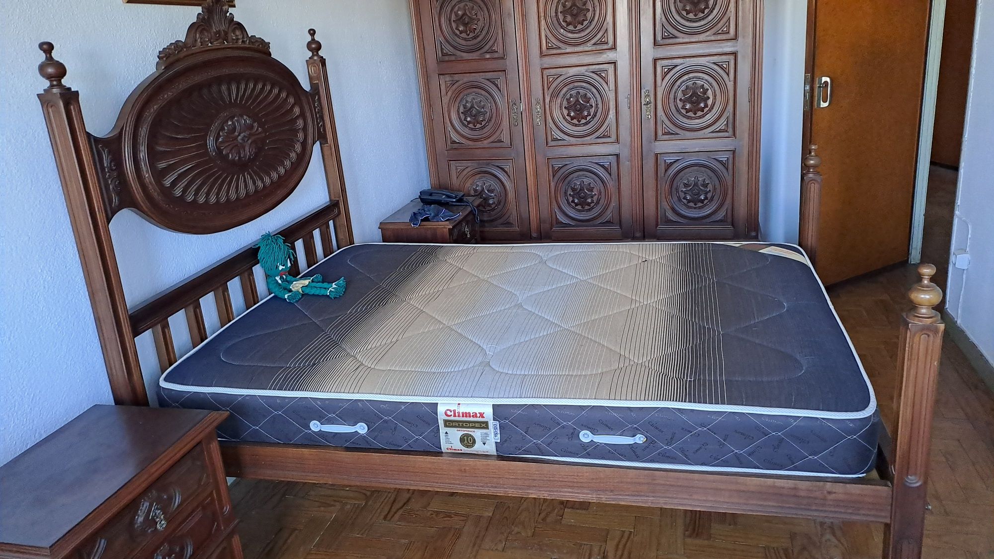 Mobília de quarto clássica castanho escura
