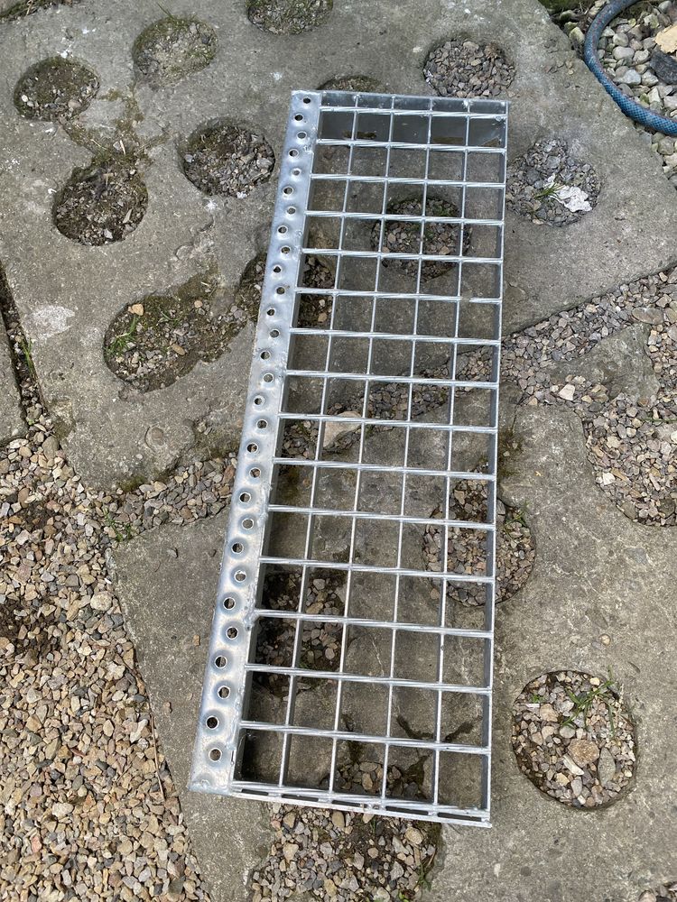 Stopien do schodow metalowych