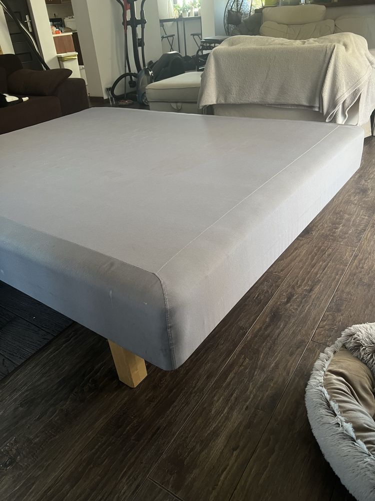 Łóżko 160 x 200 materac z nóżkami