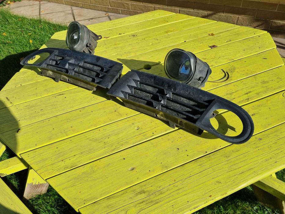 AUDI A3 8L lift (00-03)- HALOGENY zderzaka  przedniego wraz z KRATKAMI