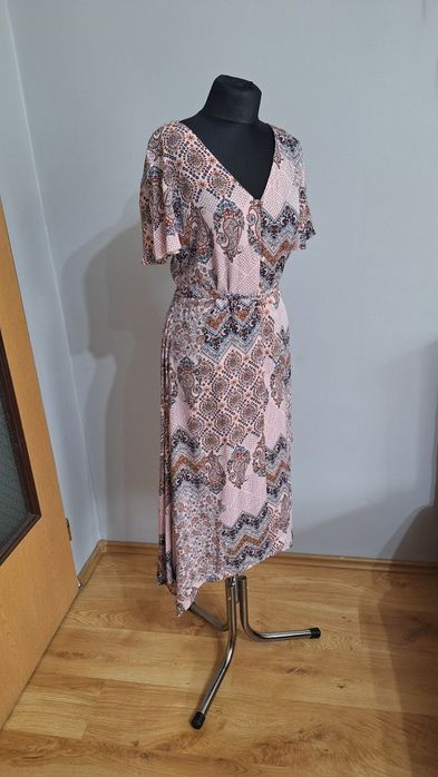 Lekka sukienka z asympetrycznym dołem r. 42/44