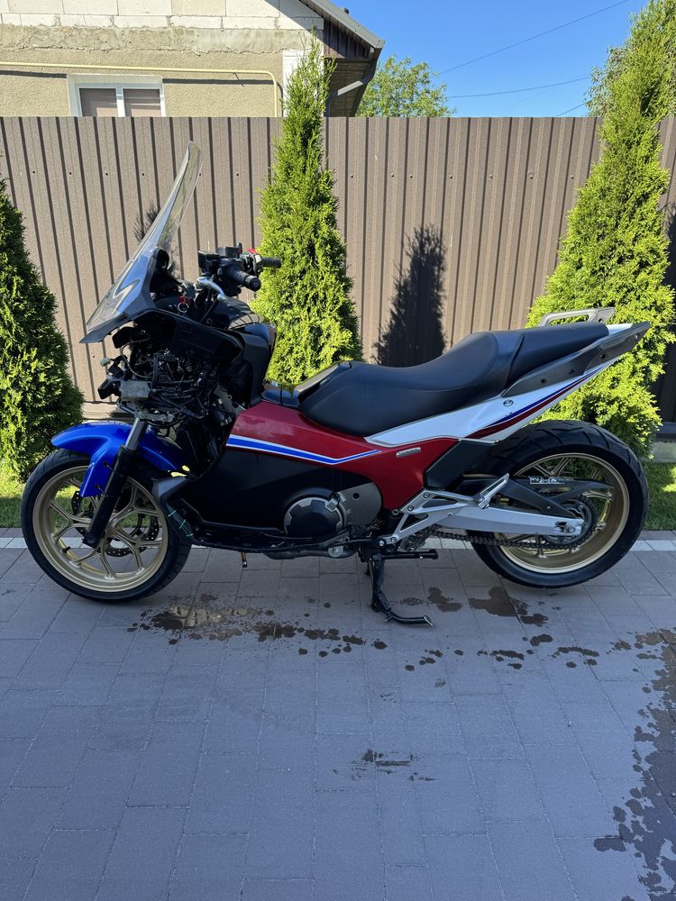 Honda integra 750. Ne yamaha t max 530