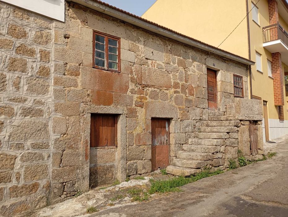 Linda moradia para recuperar a gosto, em pedra, com terreno.