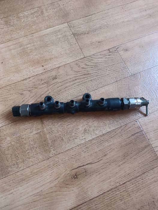 Паливна рампа Toyota avensis T25 з датчиками