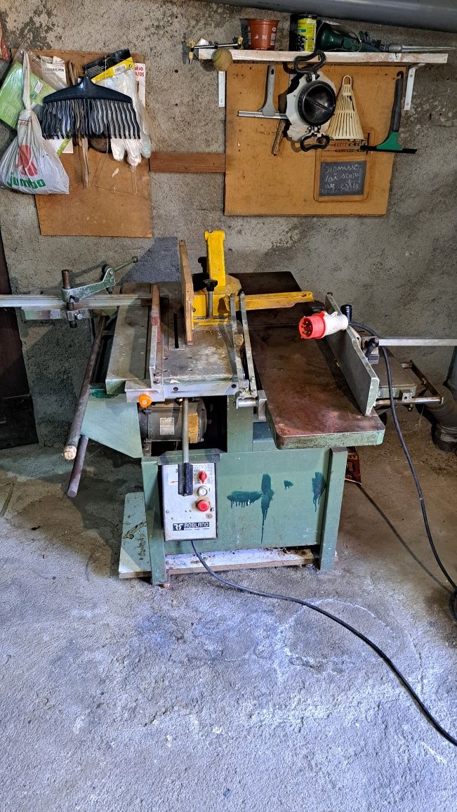 Máquina de carpintaria trifásica.