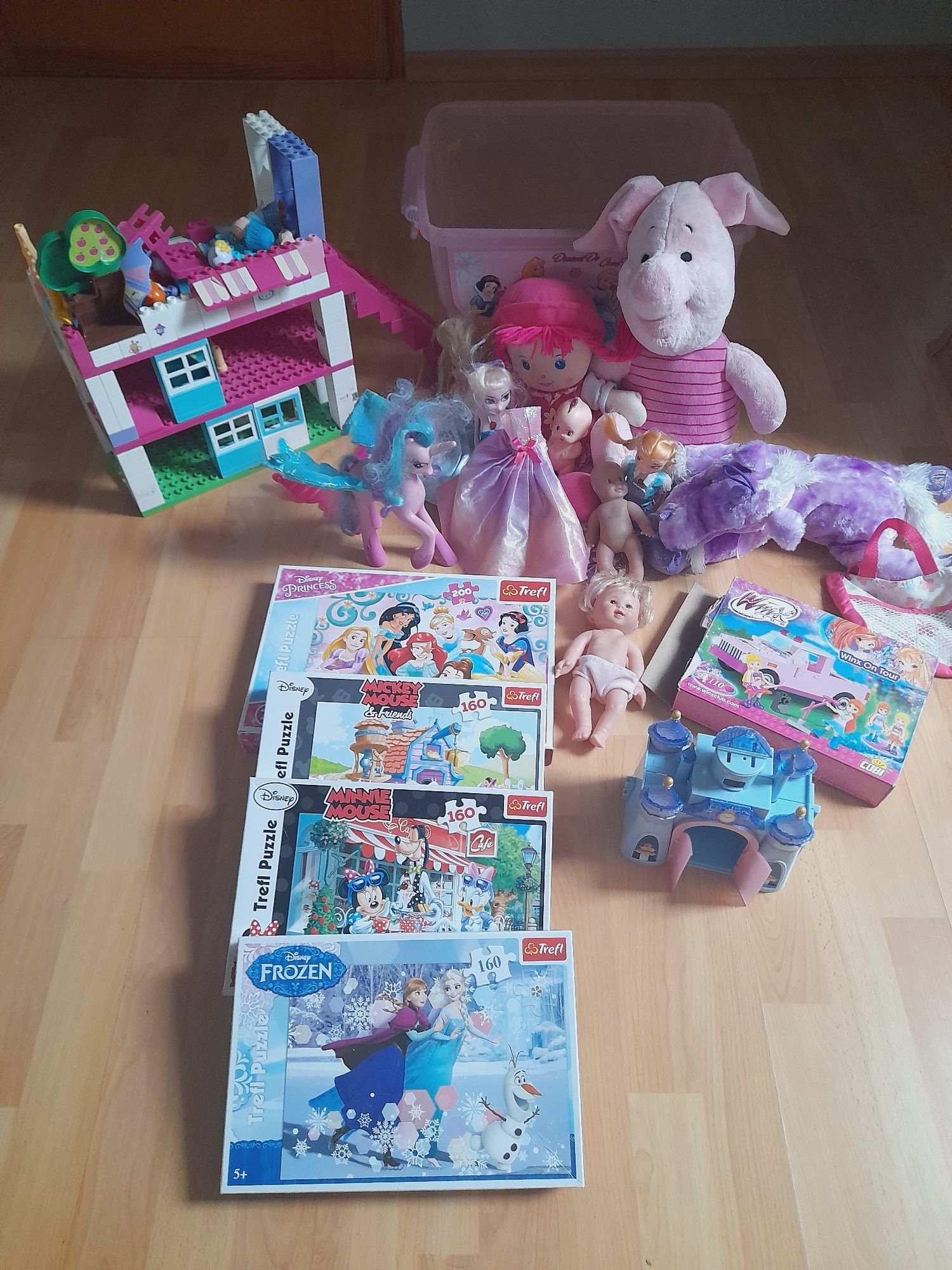 Zestaw dla dziewczynki domek hello kitty, lalki,puzzle i inne
