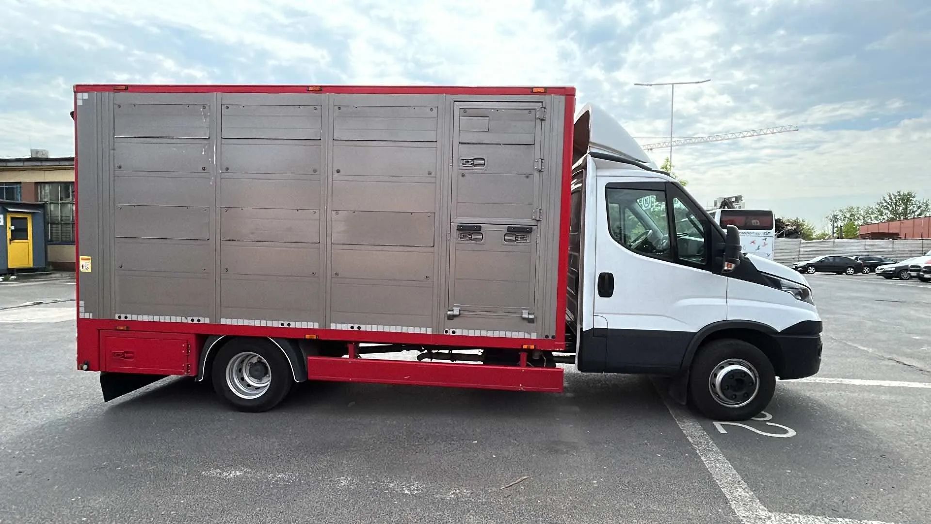 Iveco Daily 72C18  Iveco Daily 72C18 Salon Polska do przewozu zwierząt zabudowa Plavac
