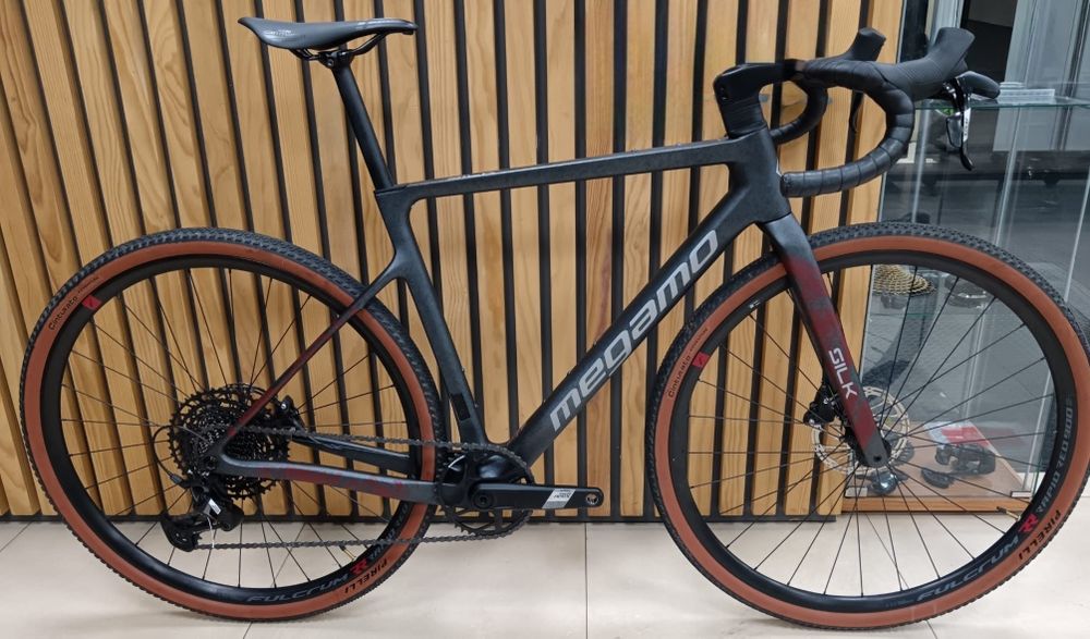 1799€
Megamo silk carbono 2024 gravel 
Tamanho M
Transmissão 12v
Rodas