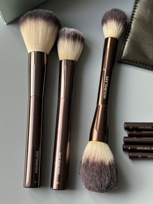 Пензлі Hourglass оригінал косметичка праймер база під тон