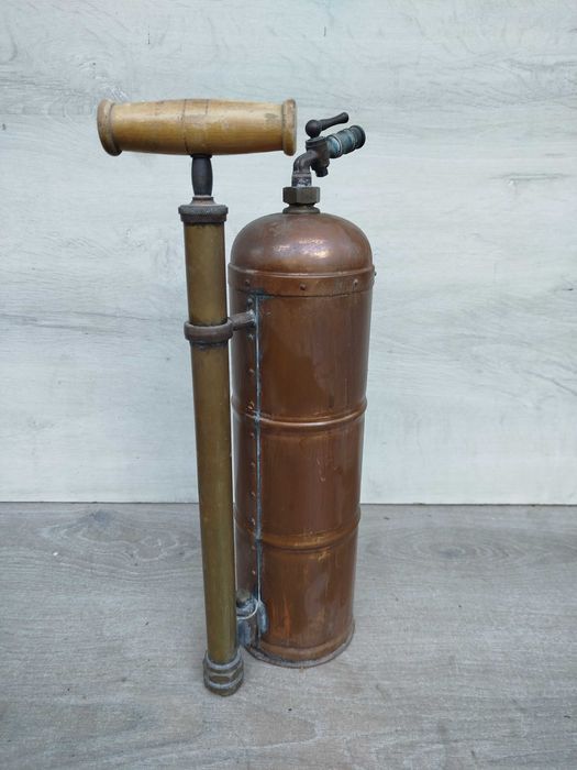 Duża miedziana hydronetka zabytkowa gaśnica
