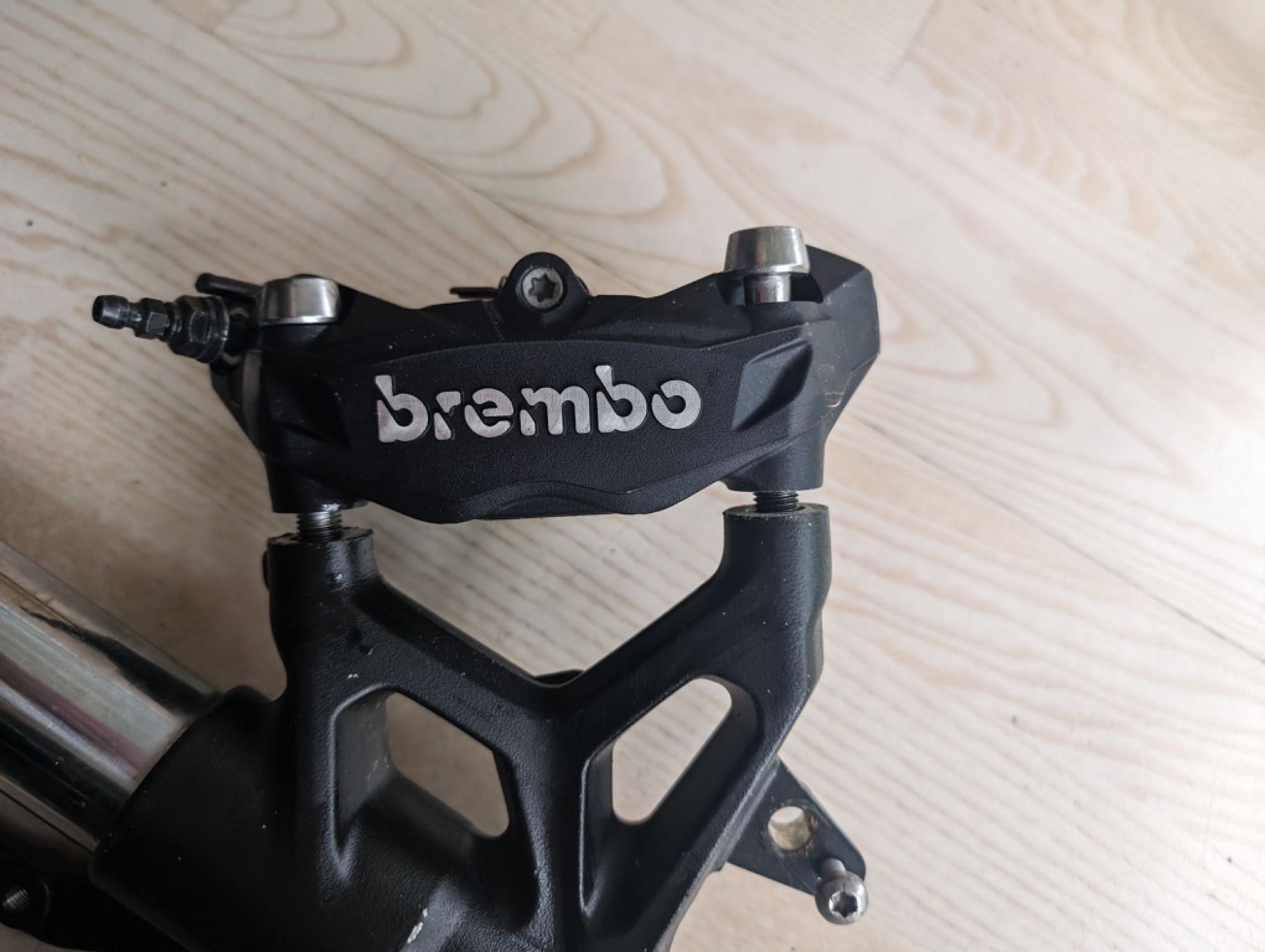 Brembo M4 гальма супорти Triimph Strret Triple 2020