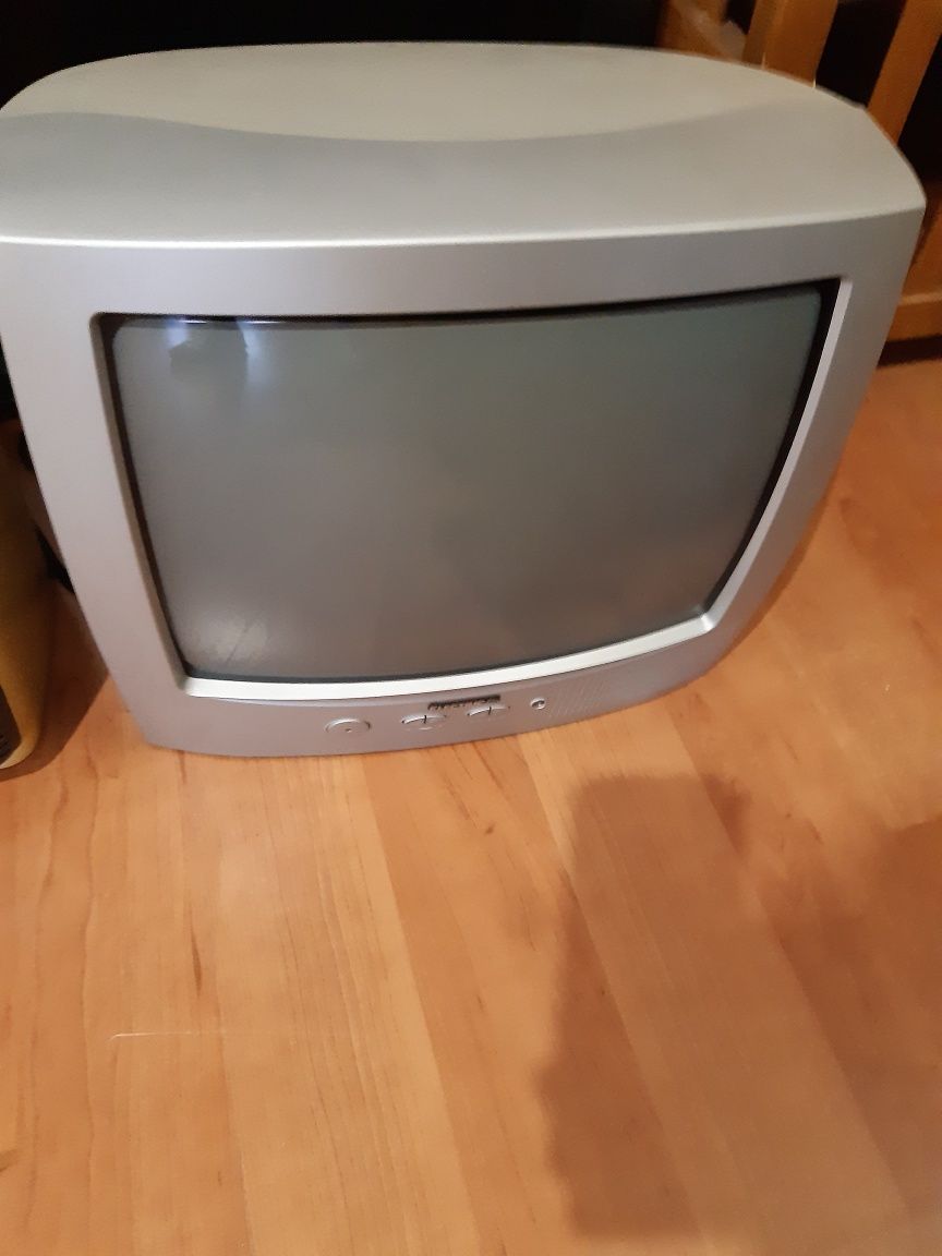 Televisão vintage a funcionar