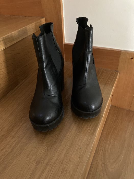 Botins pretos compensados