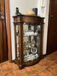Vitrine em madeira e sapateira com vidro e marmore
